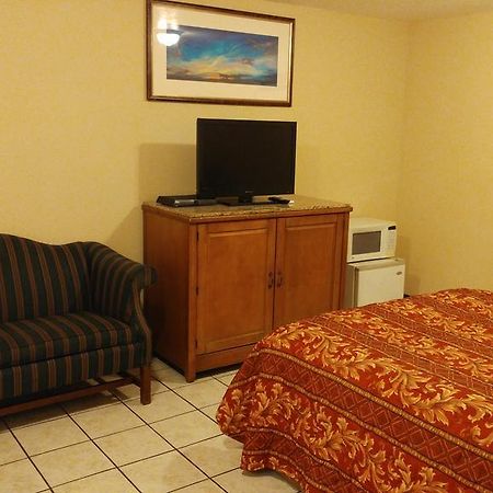 Country Regency Inn & Suites Manvel Kültér fotó