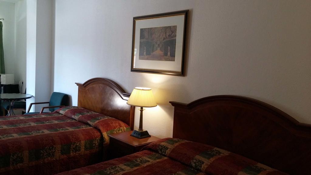 Country Regency Inn & Suites Manvel Kültér fotó
