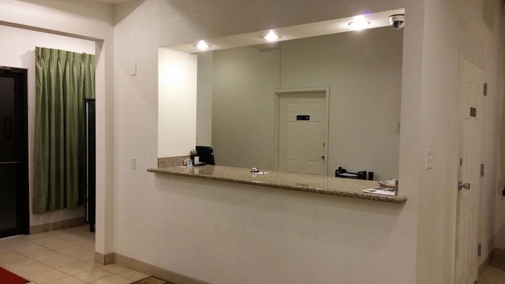 Country Regency Inn & Suites Manvel Kültér fotó