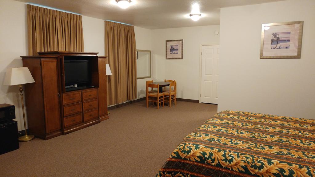 Country Regency Inn & Suites Manvel Kültér fotó