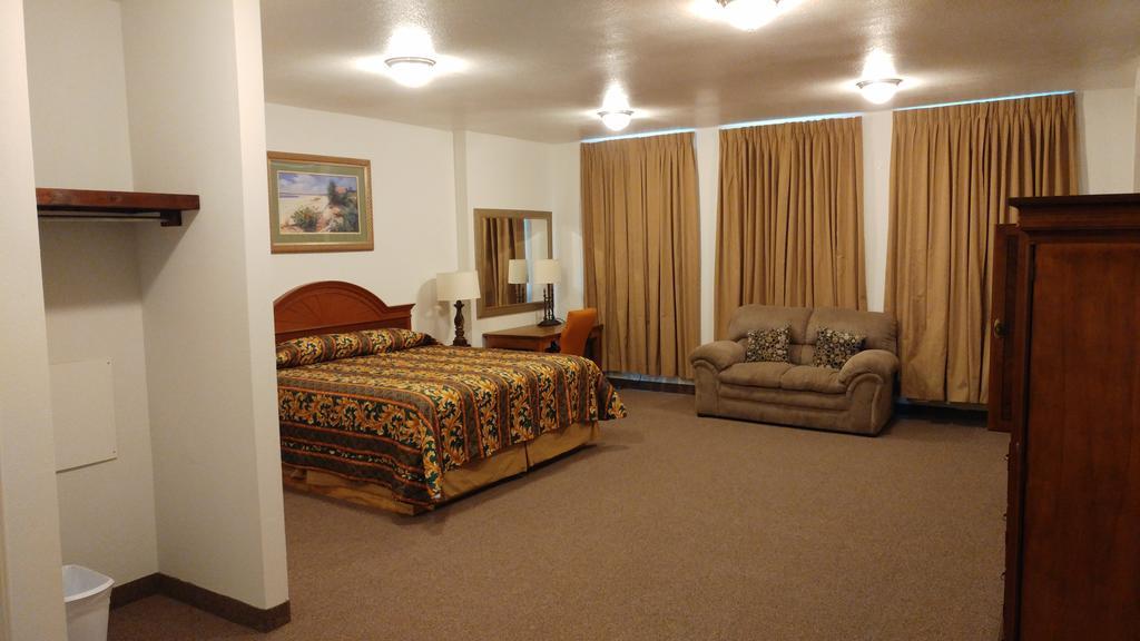 Country Regency Inn & Suites Manvel Kültér fotó