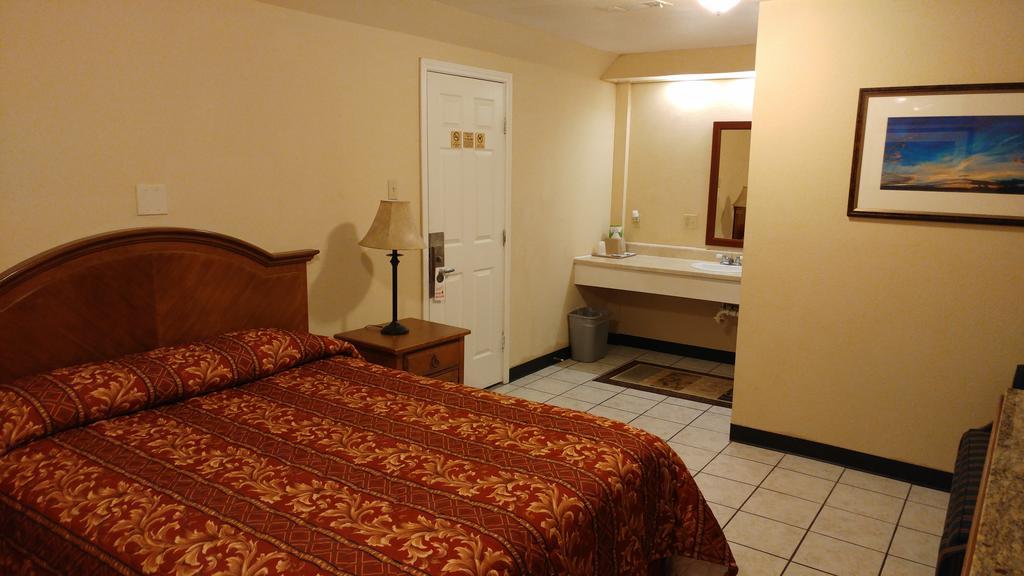 Country Regency Inn & Suites Manvel Kültér fotó