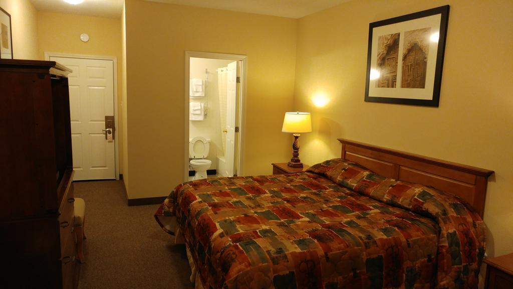 Country Regency Inn & Suites Manvel Kültér fotó