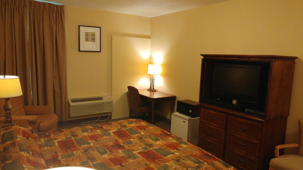 Country Regency Inn & Suites Manvel Kültér fotó