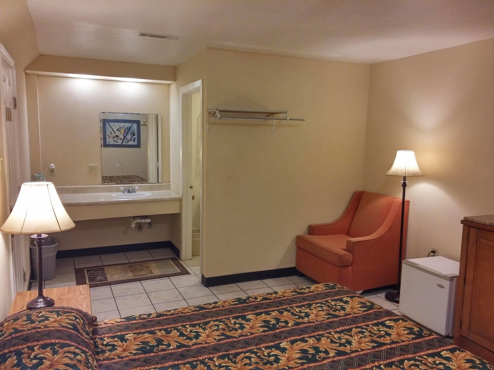 Country Regency Inn & Suites Manvel Kültér fotó