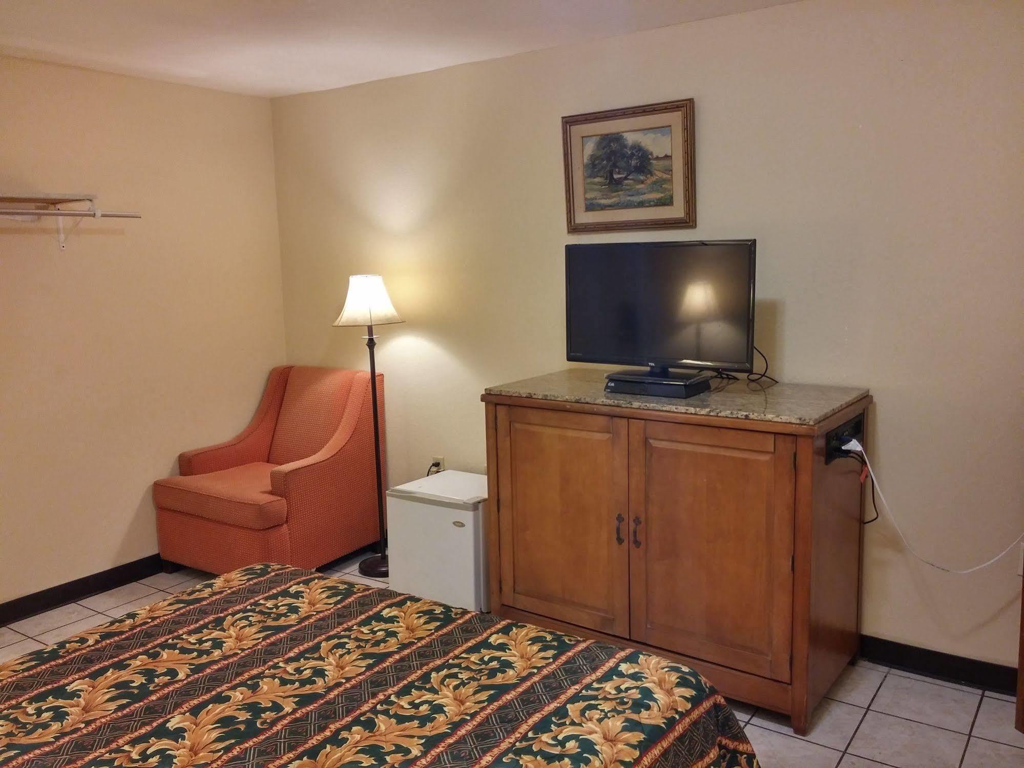 Country Regency Inn & Suites Manvel Kültér fotó