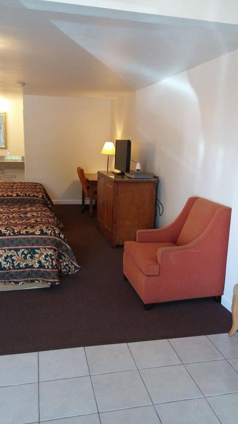 Country Regency Inn & Suites Manvel Kültér fotó