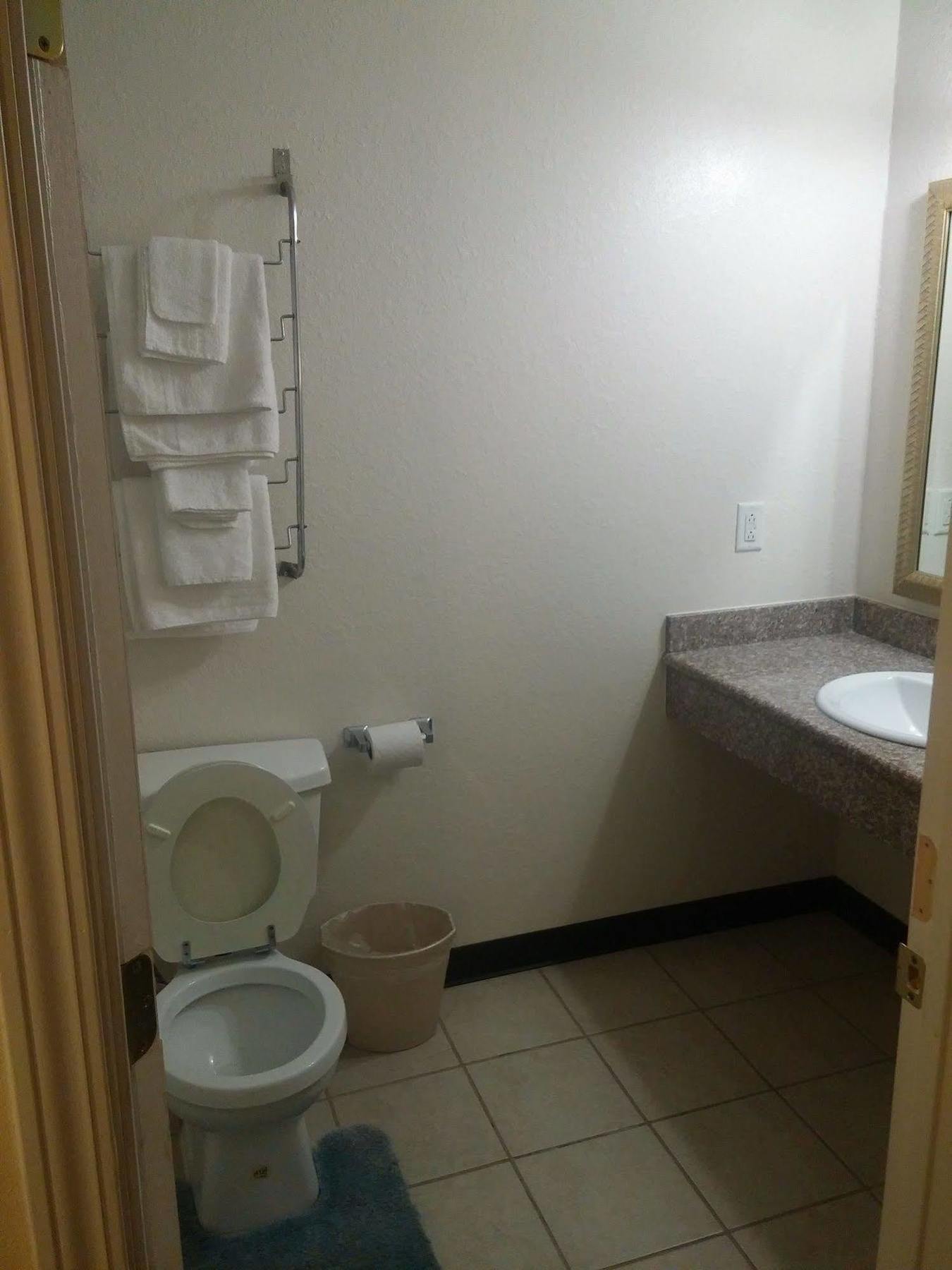 Country Regency Inn & Suites Manvel Kültér fotó