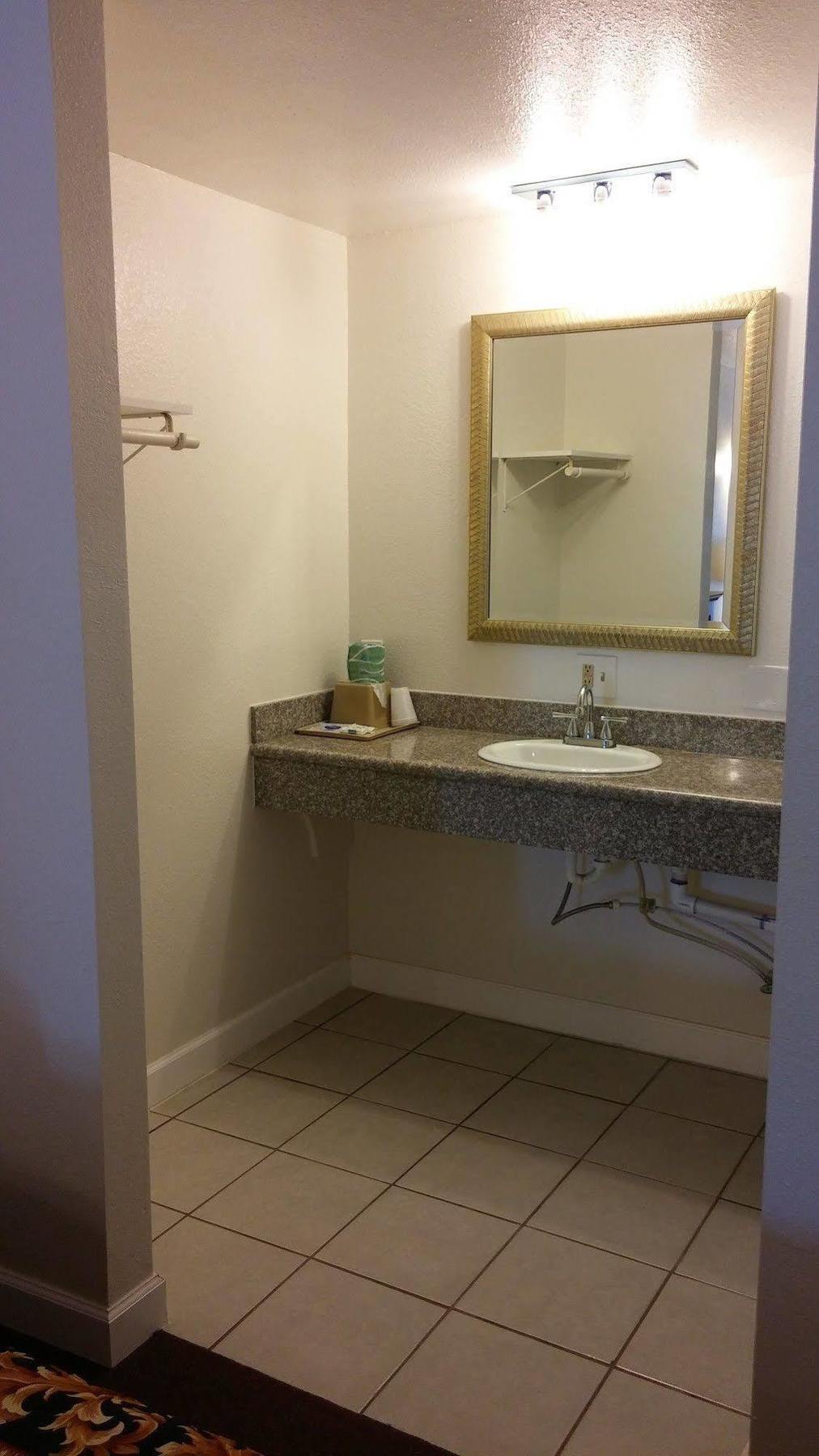 Country Regency Inn & Suites Manvel Kültér fotó