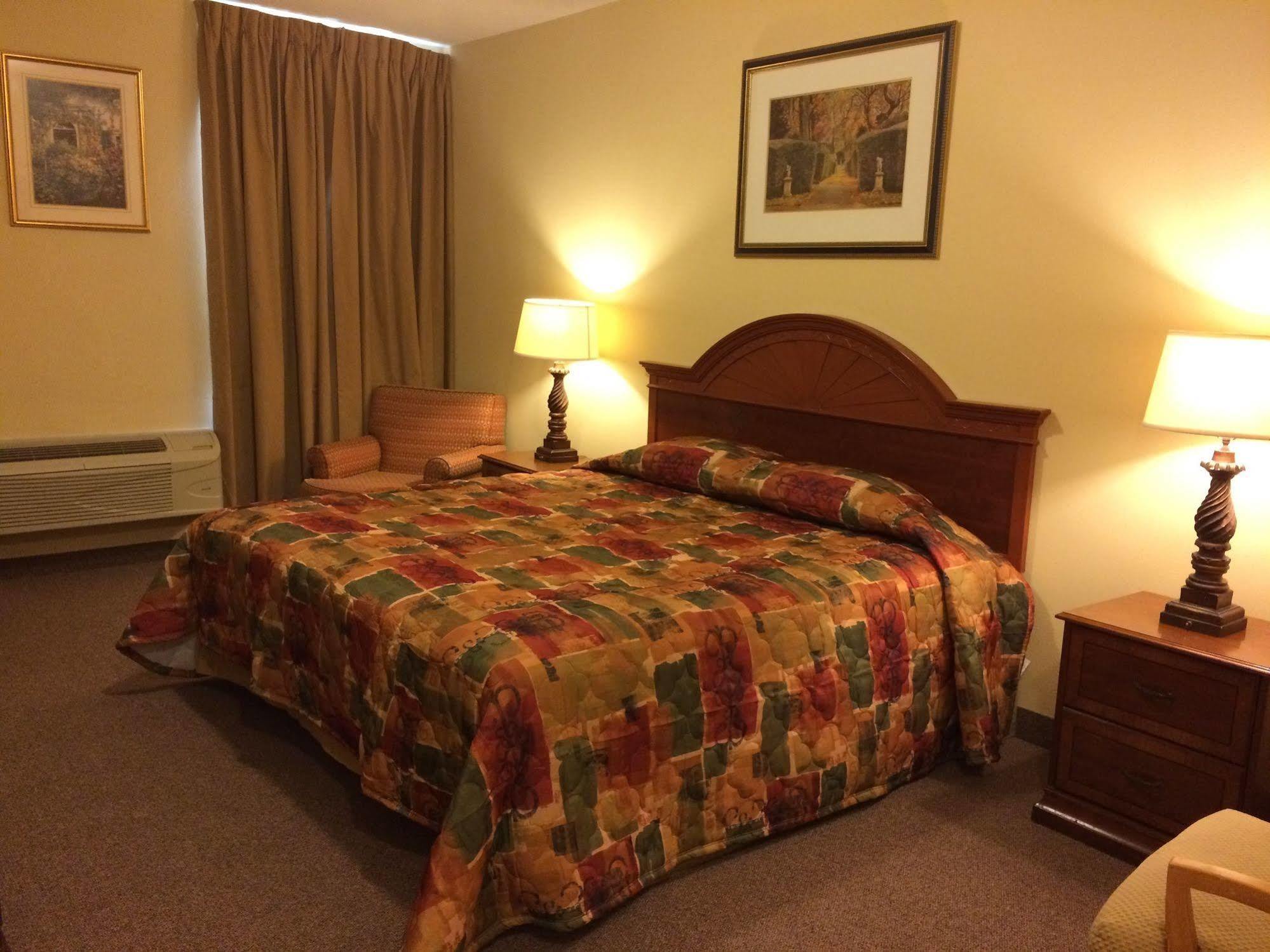 Country Regency Inn & Suites Manvel Kültér fotó