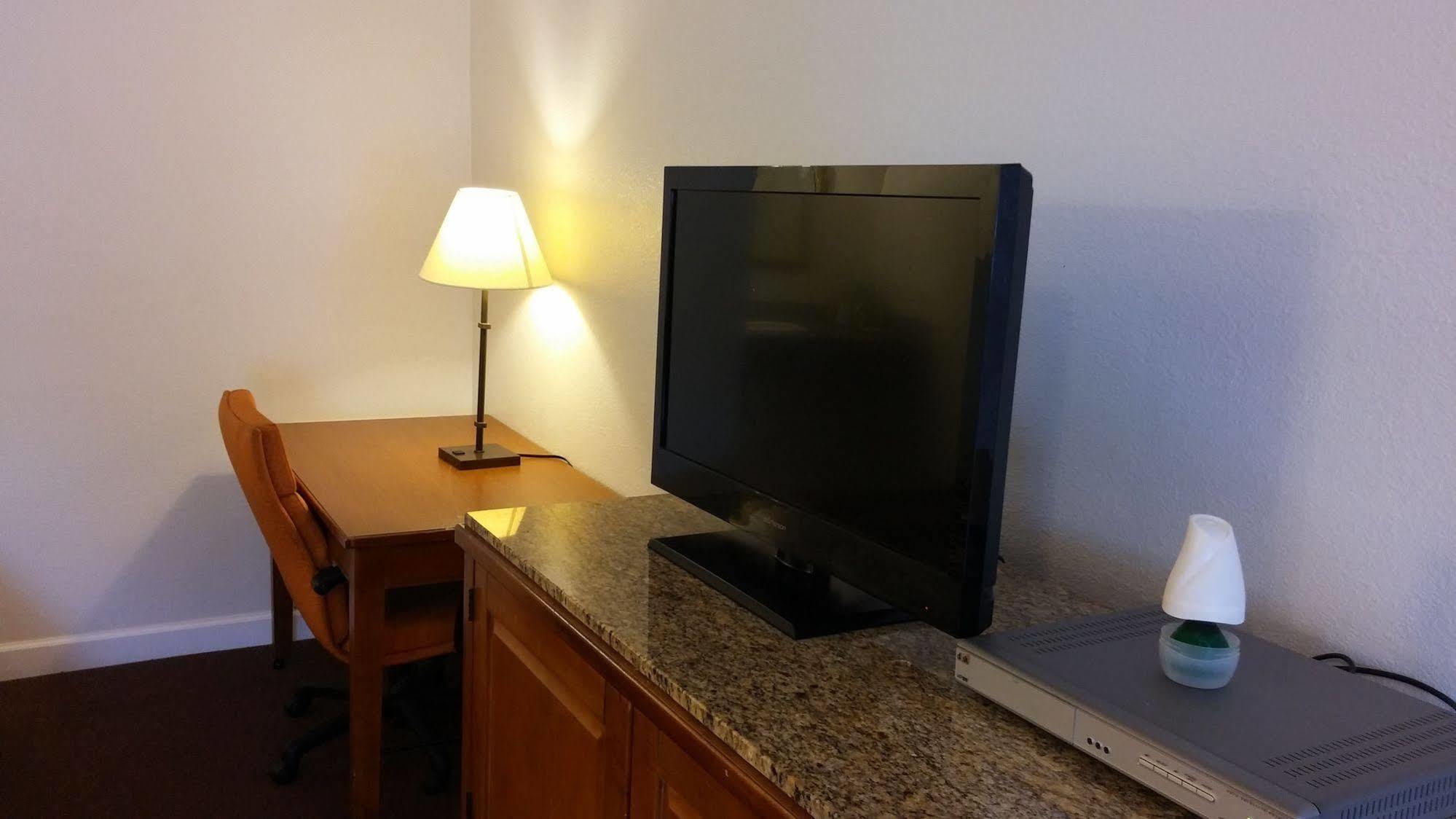 Country Regency Inn & Suites Manvel Kültér fotó